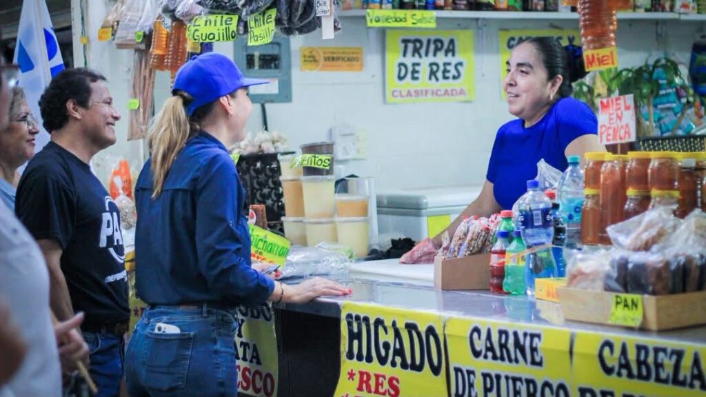 Roxana Rubio junto a comerciante