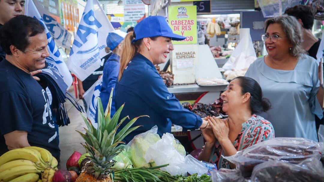 Roxana Rubio saludando a una mujer