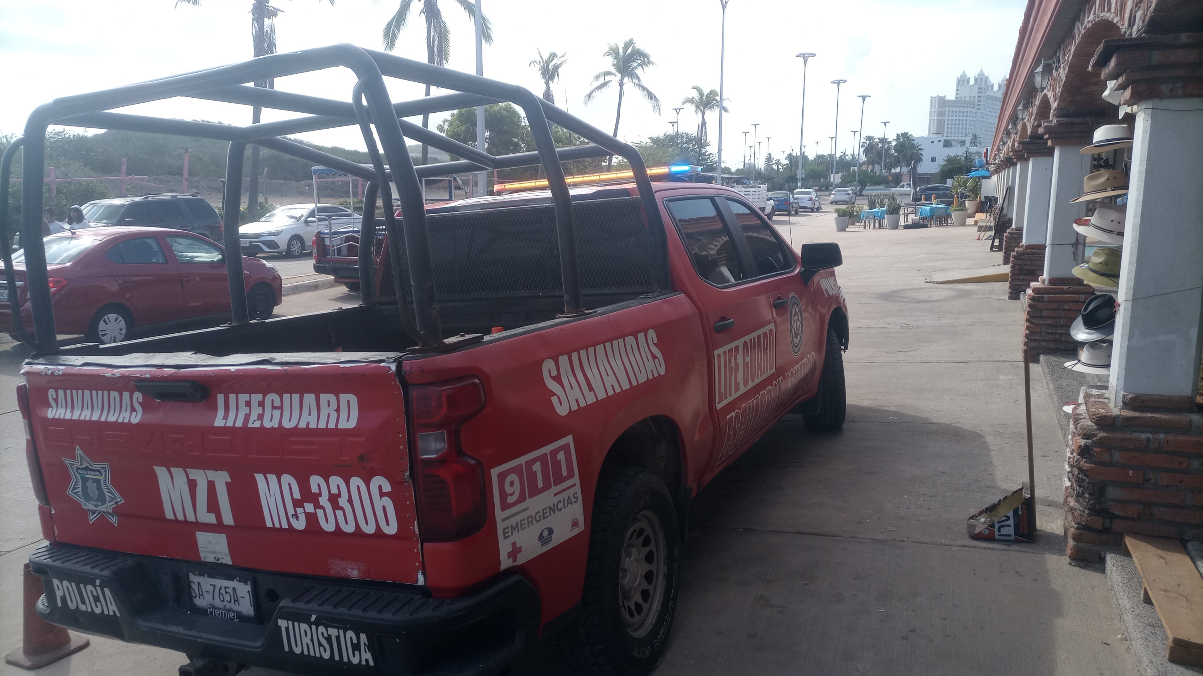 Salvavidas salvan a nueve personas en dos oportunas intervenciones