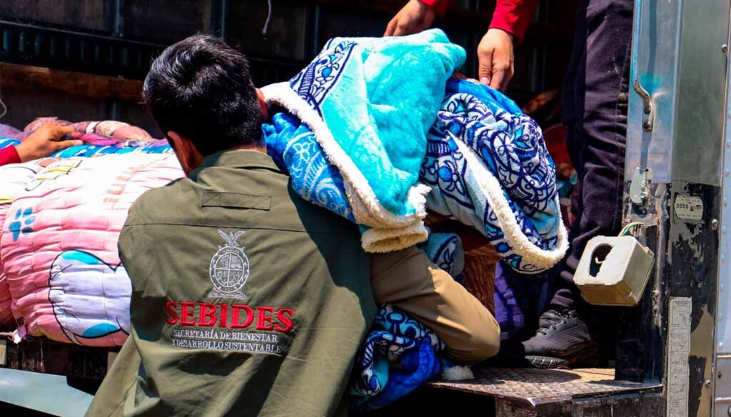 Sebides entrega cobijas en Sinaloa