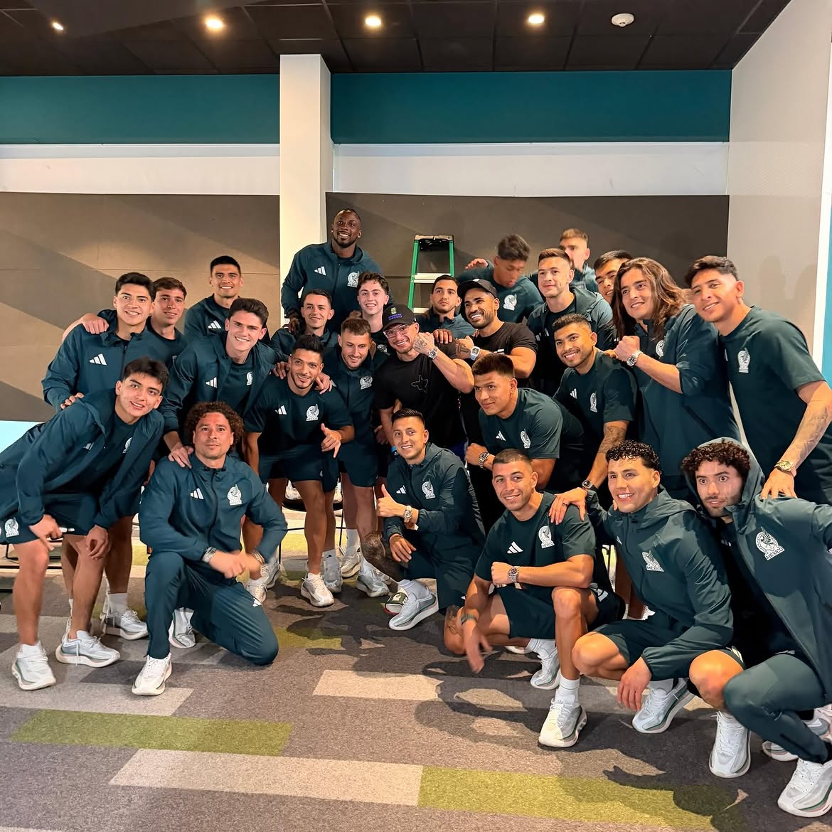Selección Mexicana devuelve relojes de lujo obsequiados por influencer tras victoria ante Ecuador