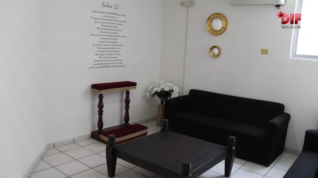 Sillón y mesa en funeraria