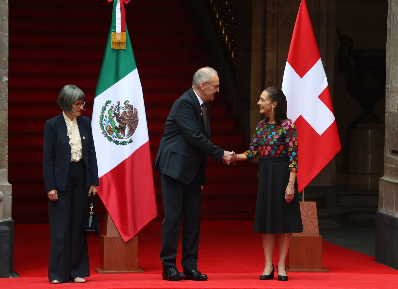 Claudia Sheinbaum recibe al presidente de Suiza, Guy Parmelin, en el Palacio Nacional