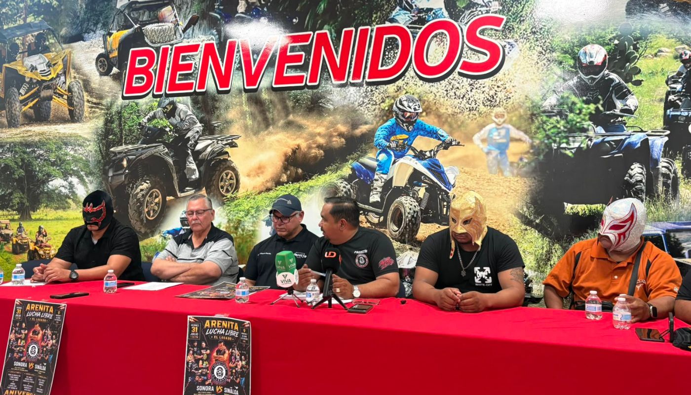 personas en una rueda de prensa de lucha libre