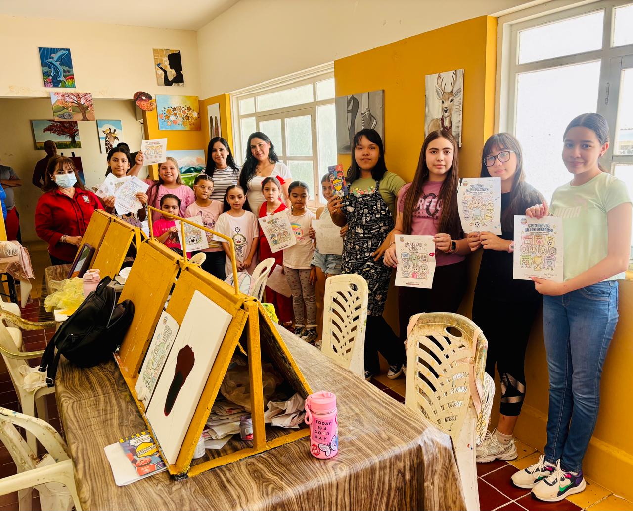 Niñas y niños con álbum para colorear