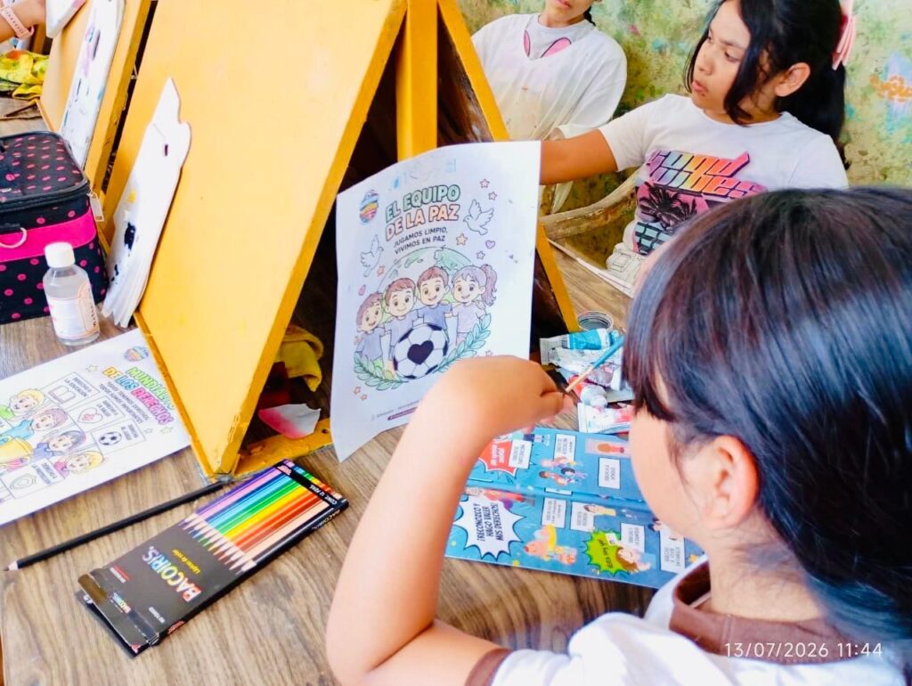 Niñas y niños coloreando