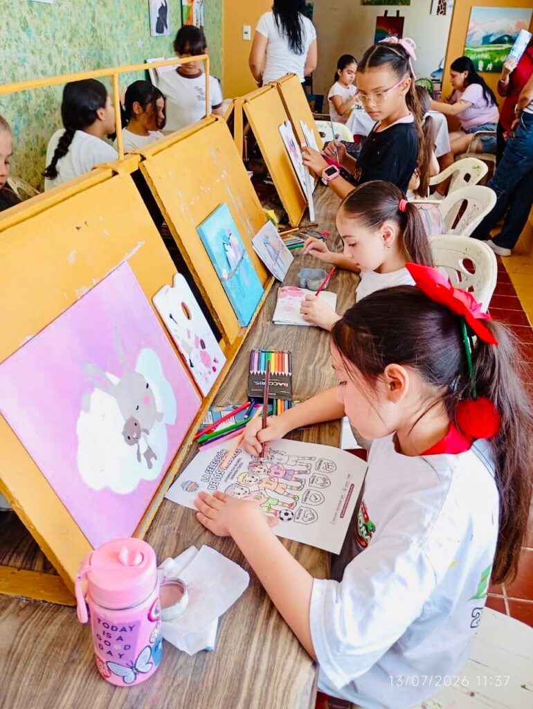 Niñas coloreando álbum