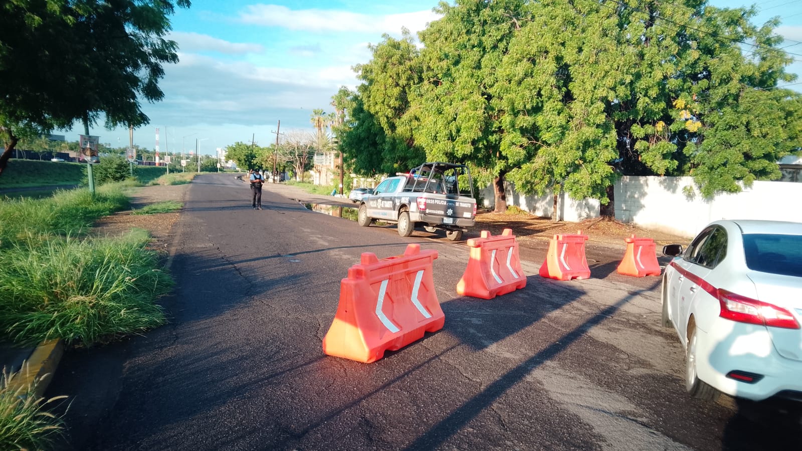 Señales naranjas de precaución en una calle