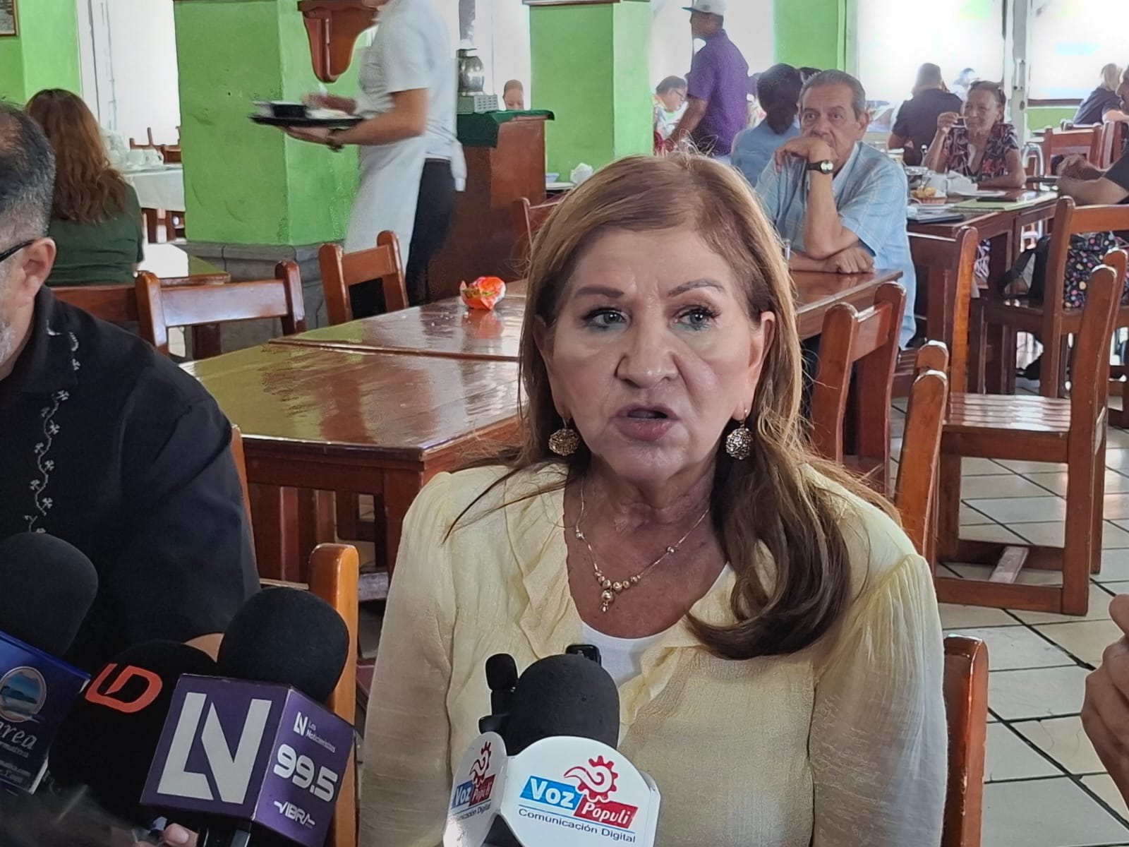 Tere Guerra escucha peticiones de transportistas en reunión en Mazatlán; promete ser gestora