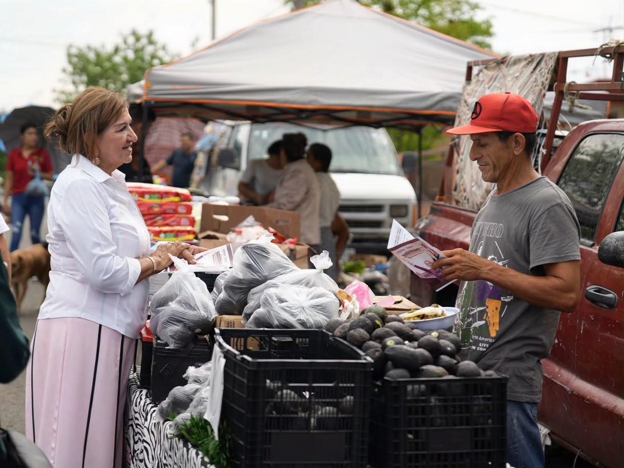Tere Guerra sostiene acercamiento con comerciantes del tianguis de la Terrones