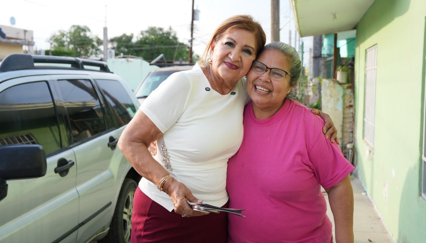 Tere Guerra junto a una persona