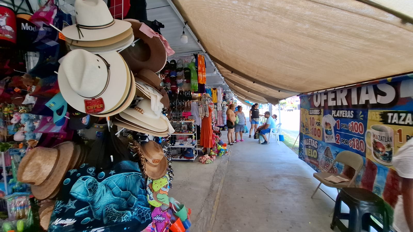 Repuntan ventas en el tianguis del acuario en este periodo vacacional