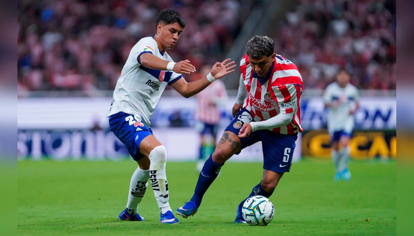 Toluca le amarga debut a Chivas