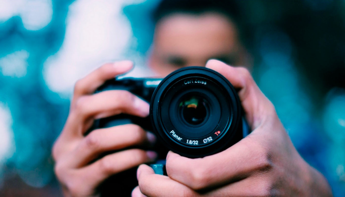 Persona tomando una fotografía