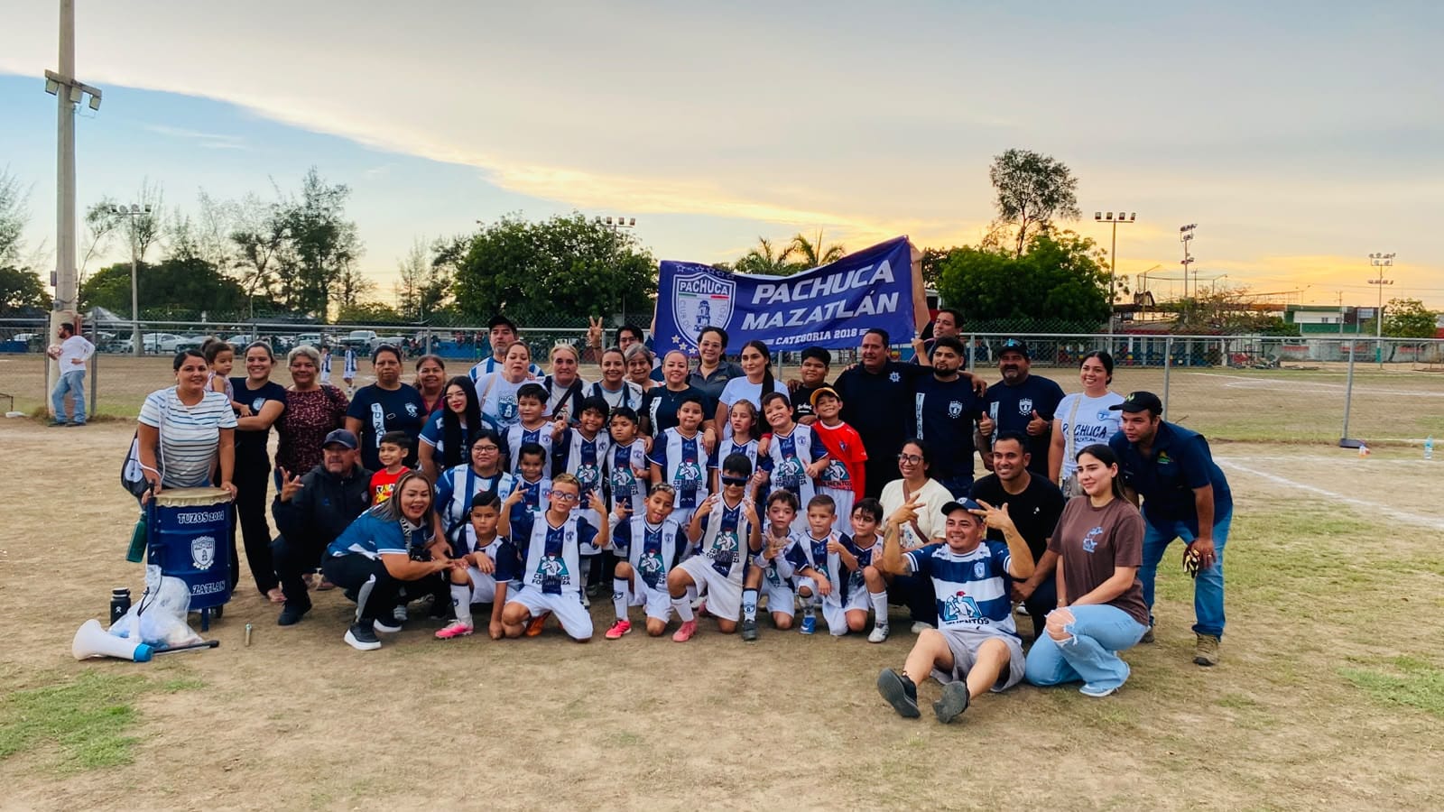 jugadores de un equipo infantil de futbol