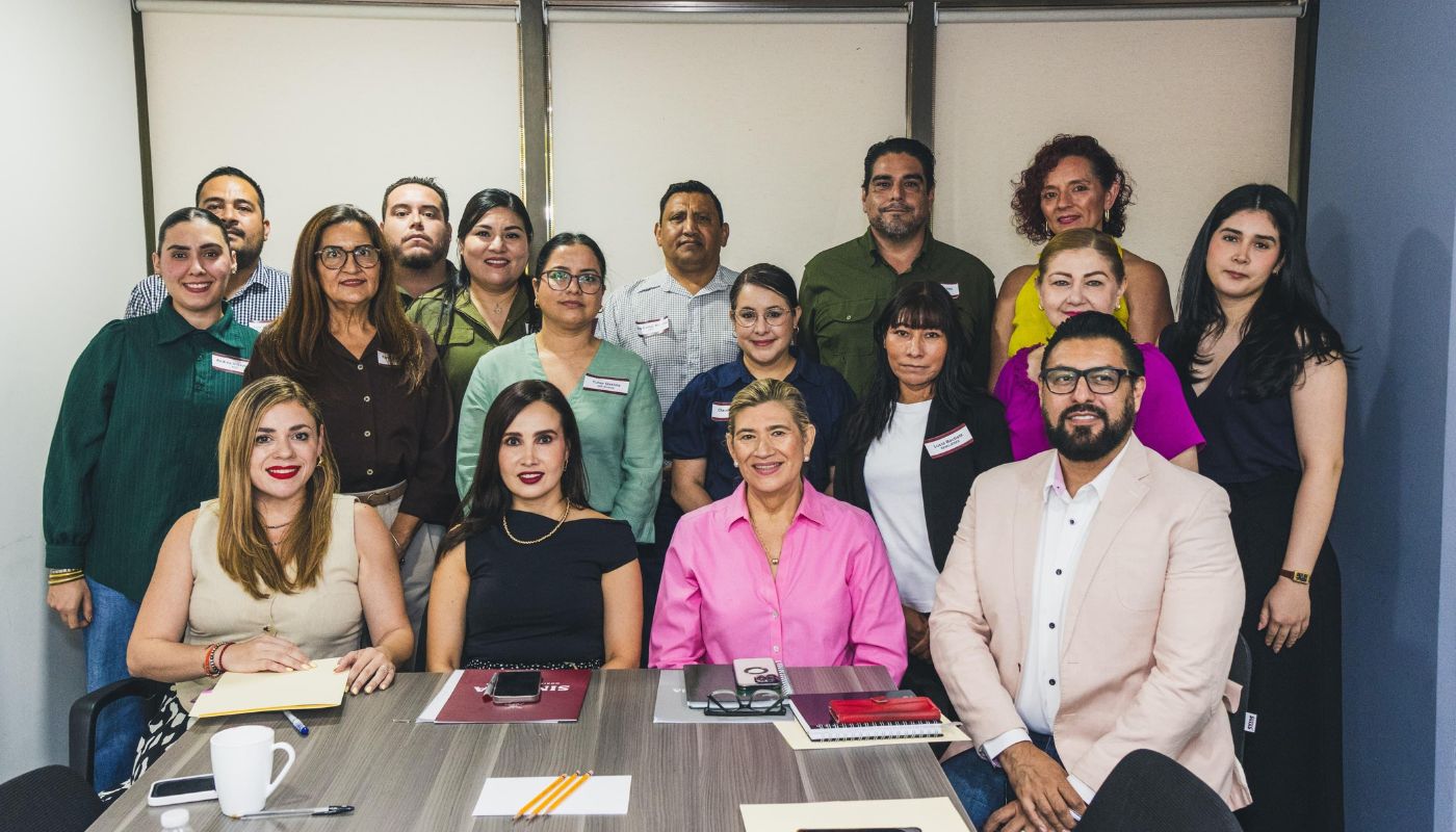 Personas reunidas en una oficina