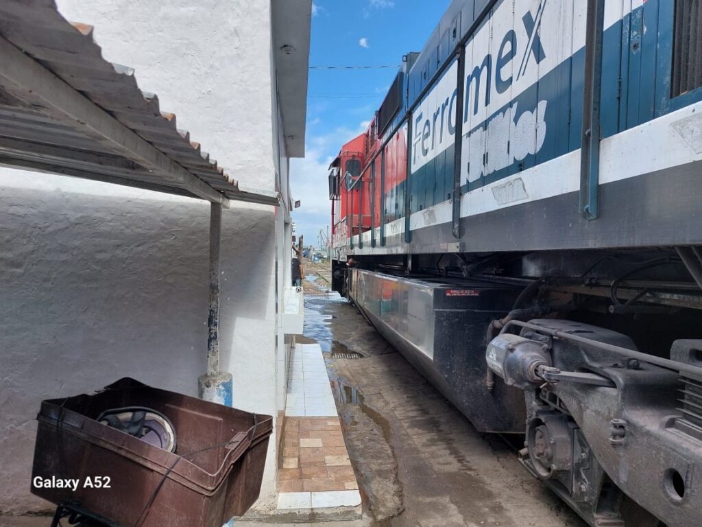 Tren que circula por donde se ubica el mercado de mariscos.