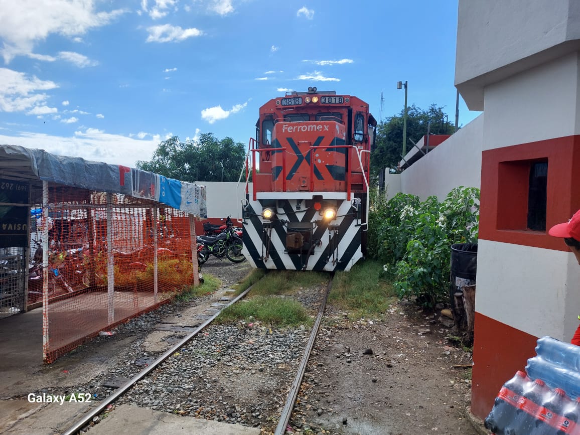 Tren que circula por donde se ubica el mercado de mariscos.