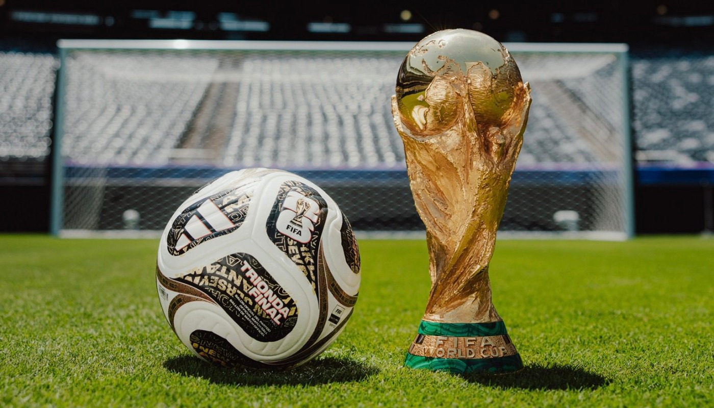 Balón junto a trofeo de la Copa del Mundo