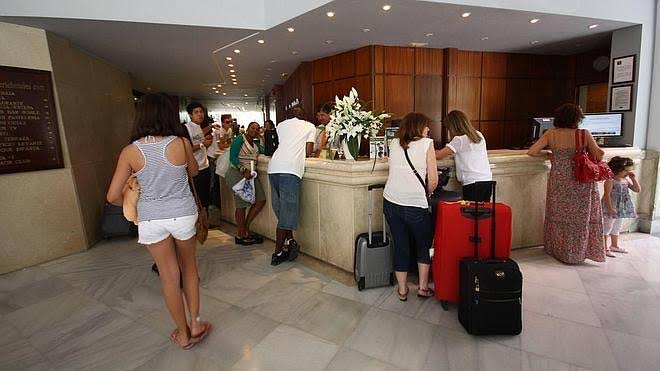 Turistas en lobby de hotel