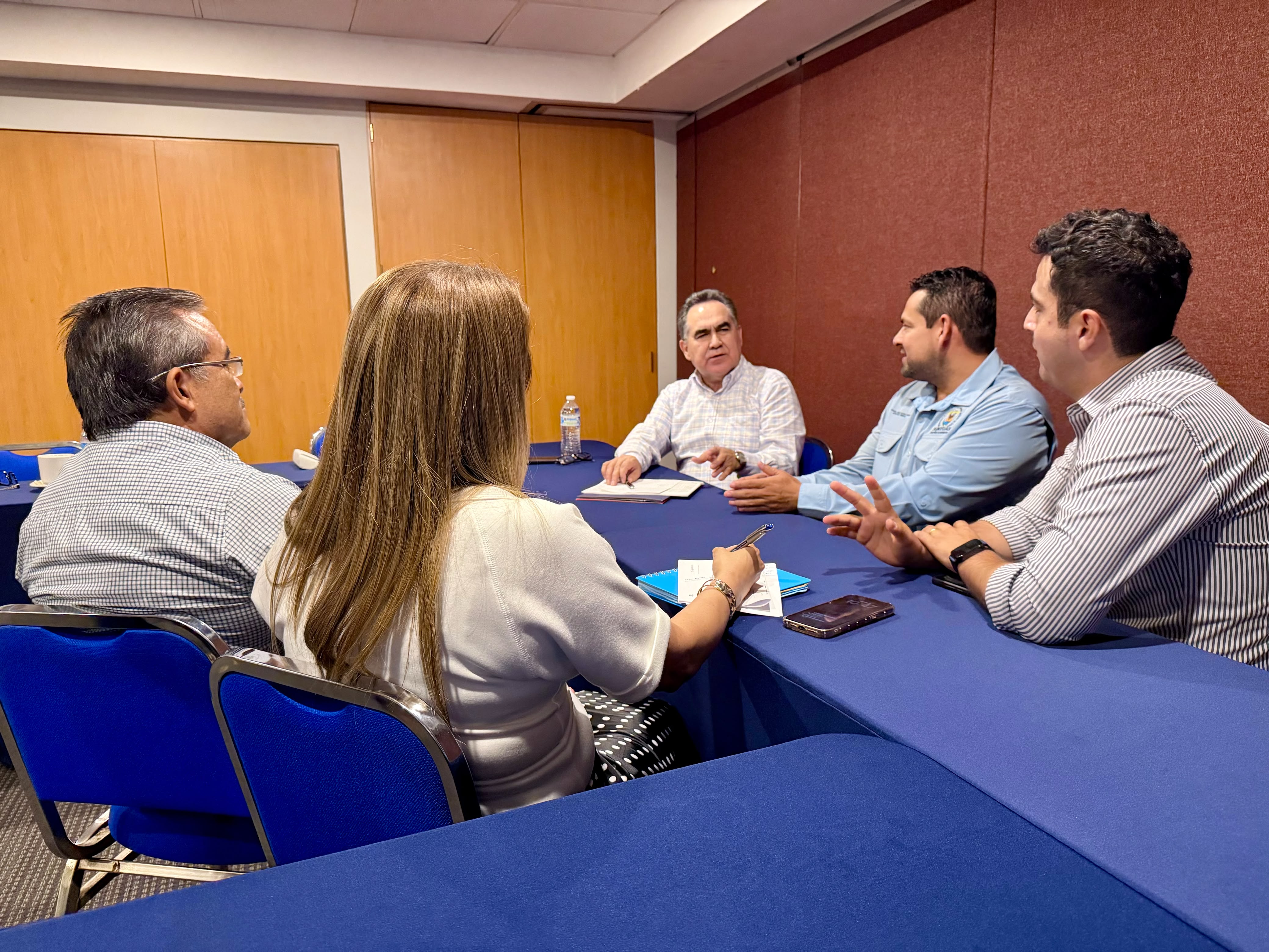 Se reúnen rector de la UAS y líderes sindicales