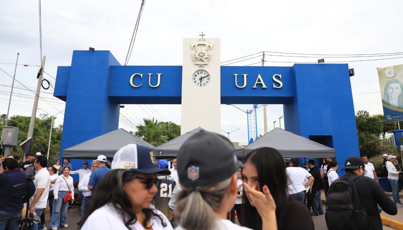 Fachada de la Universidad Autónoma de Sinaloa y personas realizando una protesta