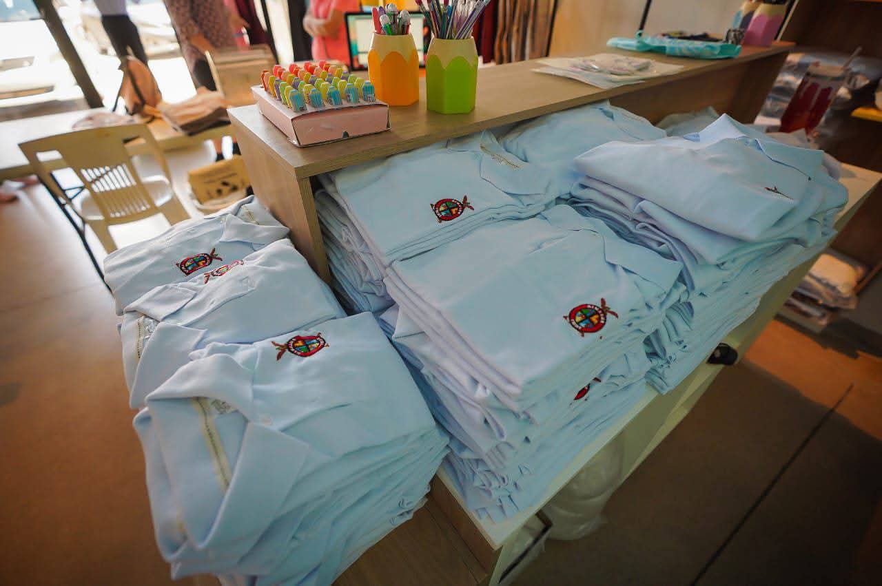Uniformes blancos con el logo de Sinaloa