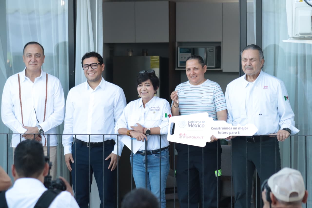 Evento de entrega de casas del Bienestar con funcionarios públicos