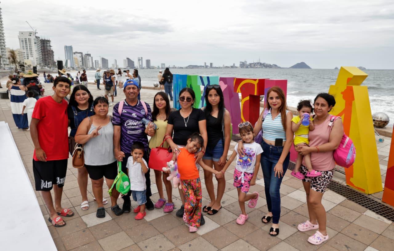 Niños de vacaciones en el malecón de Mazatlán