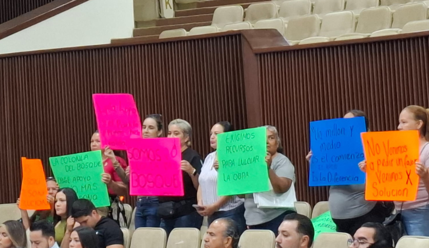 Vecinos de la colonia El Bosque de Guamúchil se manifiestan en el Congreso del Estado