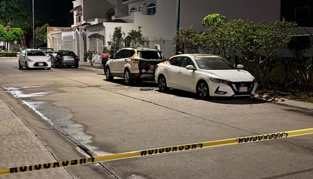 Vehículo quemado tras incendio en Mazatlán 