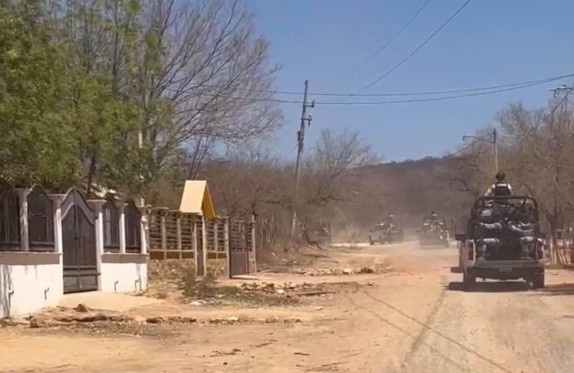 Camioneta de seguridad con elementos del ejército