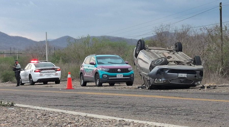 Volcadura de automóvil en la carretera Mazatlán-Culiacán