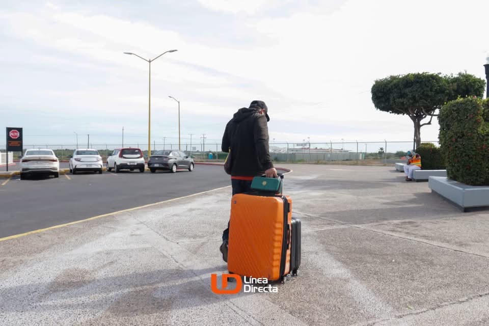 Persona con una maleta naranja