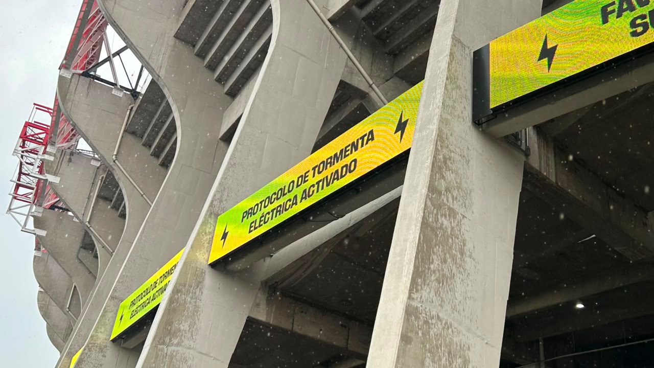 Activan protocolo de tormenta eléctrica en el Estadio Azteca previo el México vs Inglaterra.