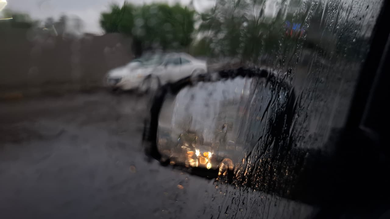 lluvia vista a través de la ventana en el auto
