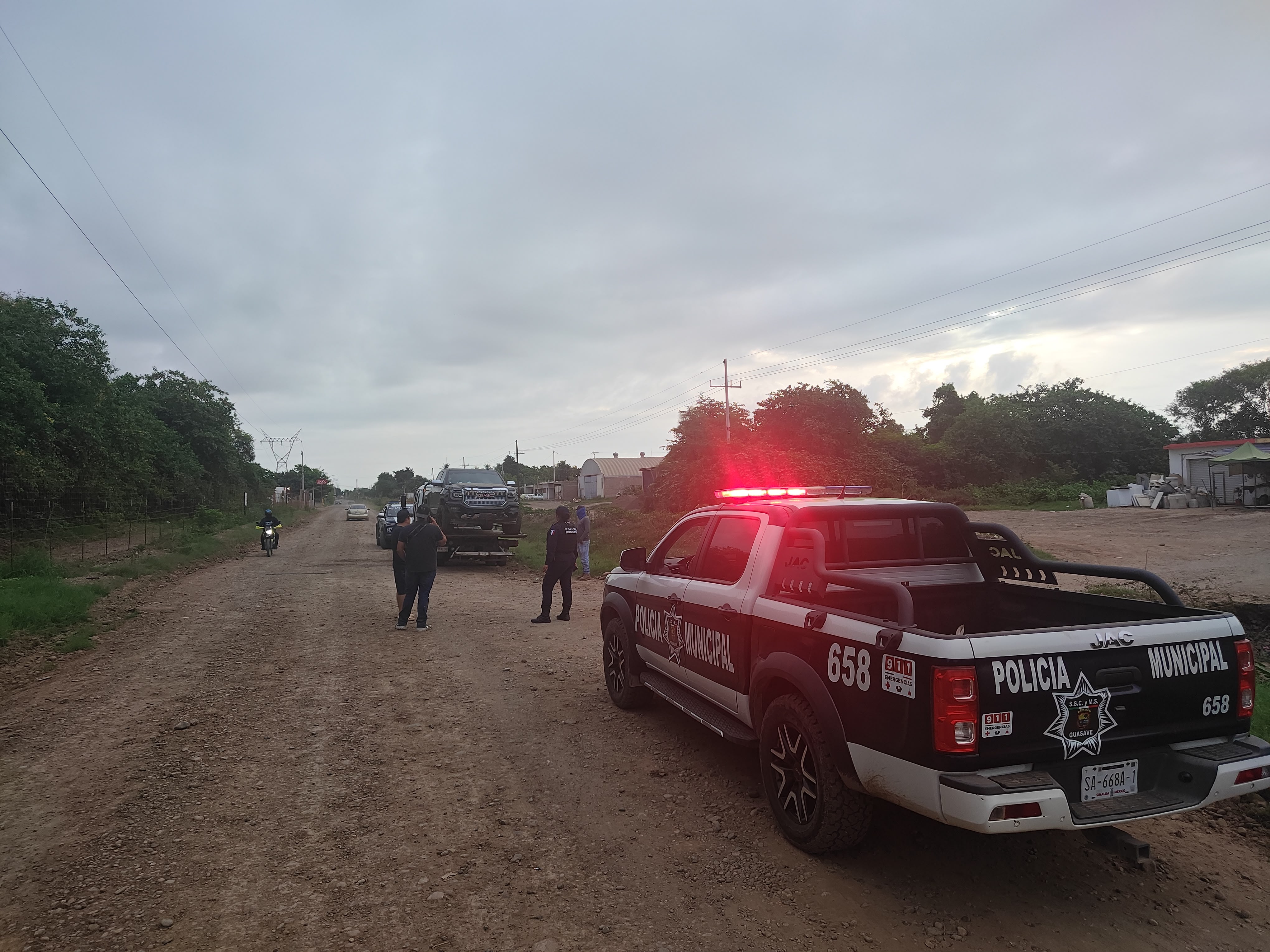camioneta de policia en camino de terracería