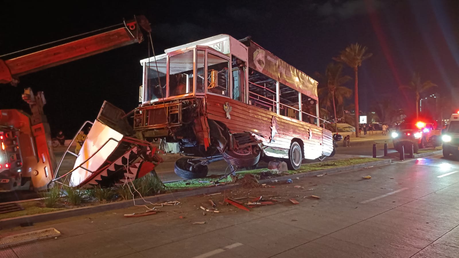 Choque de transporte turístico derriba luminaria y deja 15 lesionados en Mazatlán