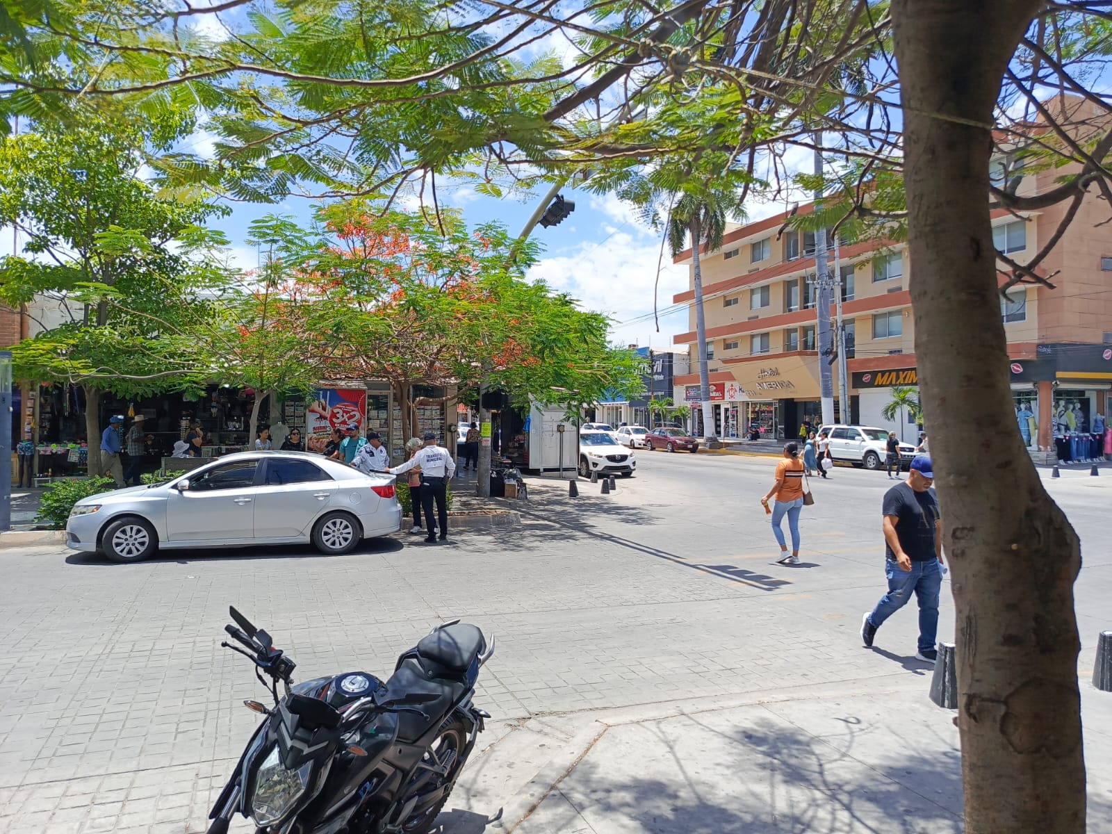 Calle de Los Mochis, Sinaloa, con un tránsito atrás de un carro de color gris