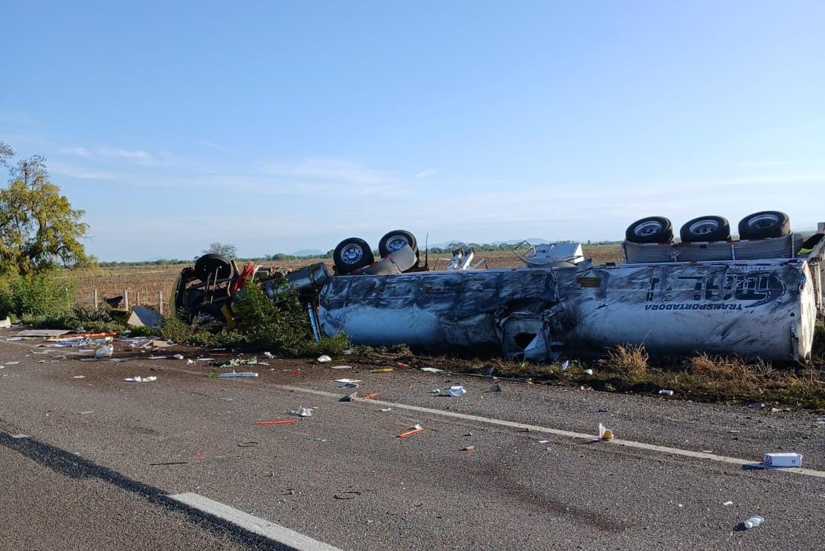 Pipa volcada a un lado de una carretera