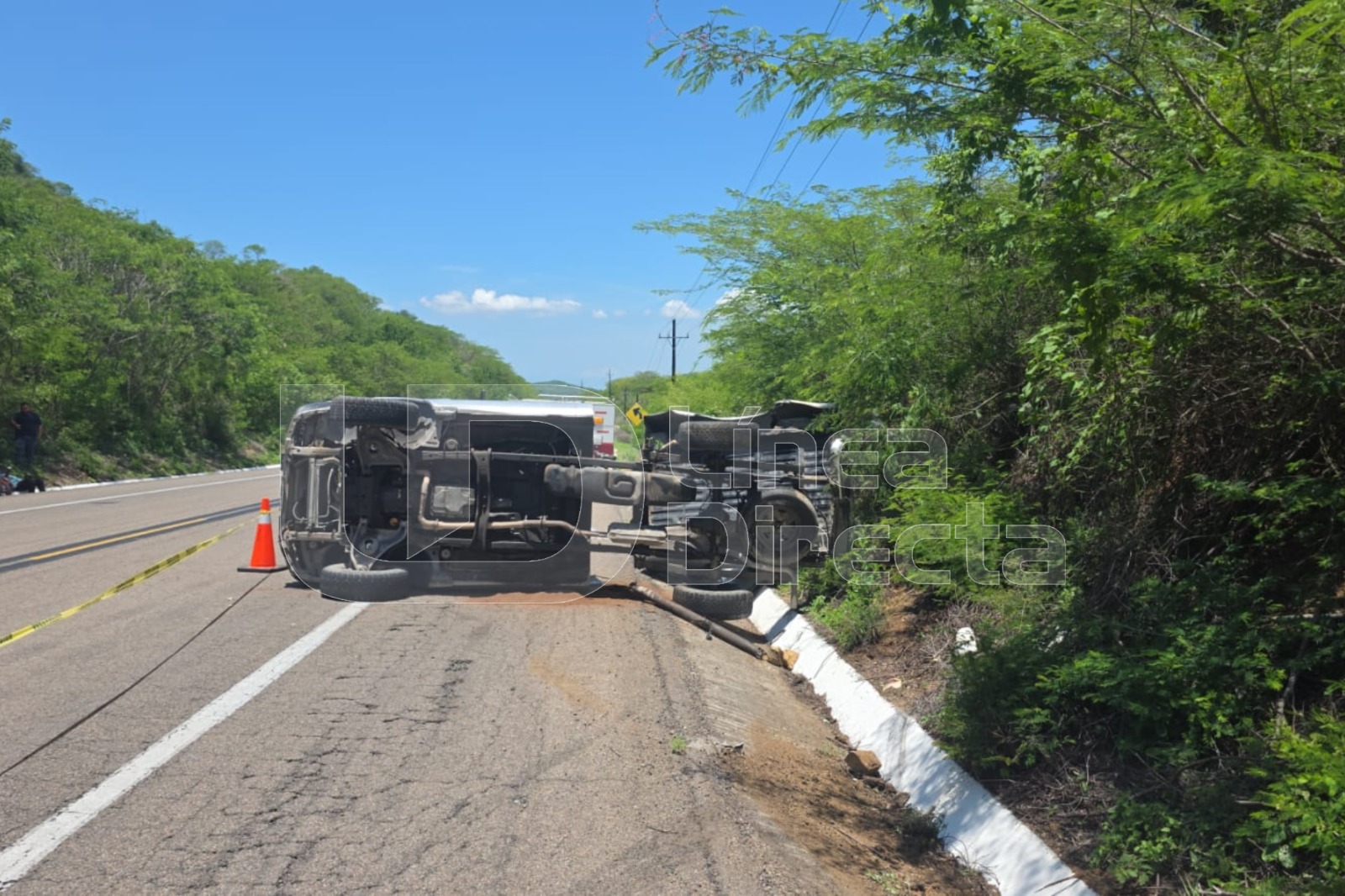 camioneta volcada en una carretera