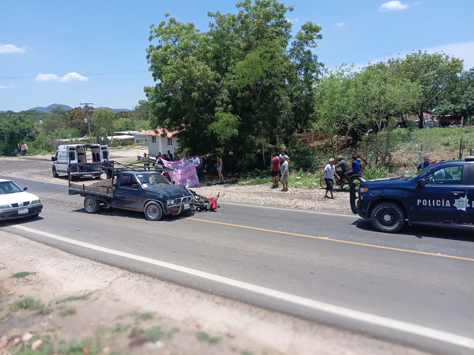 Accidente automovilístico resulta con un motociclista lesionado