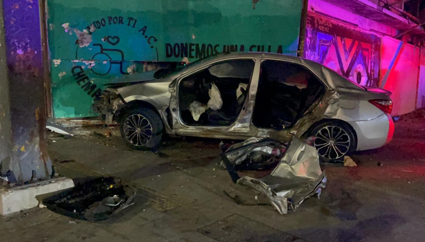 Auto de color gris con fuertes golpes tras accidente de choque