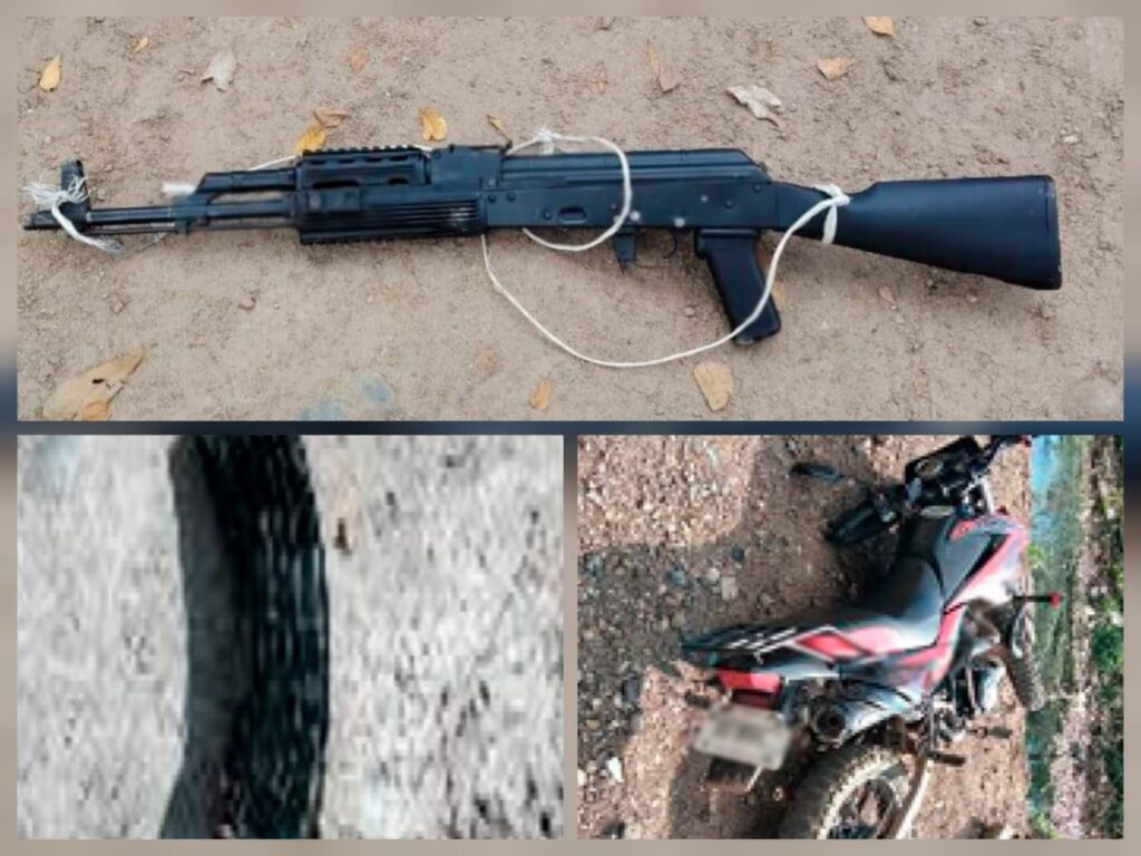 Arma larga, cargador y motocicleta tirada en el suelo