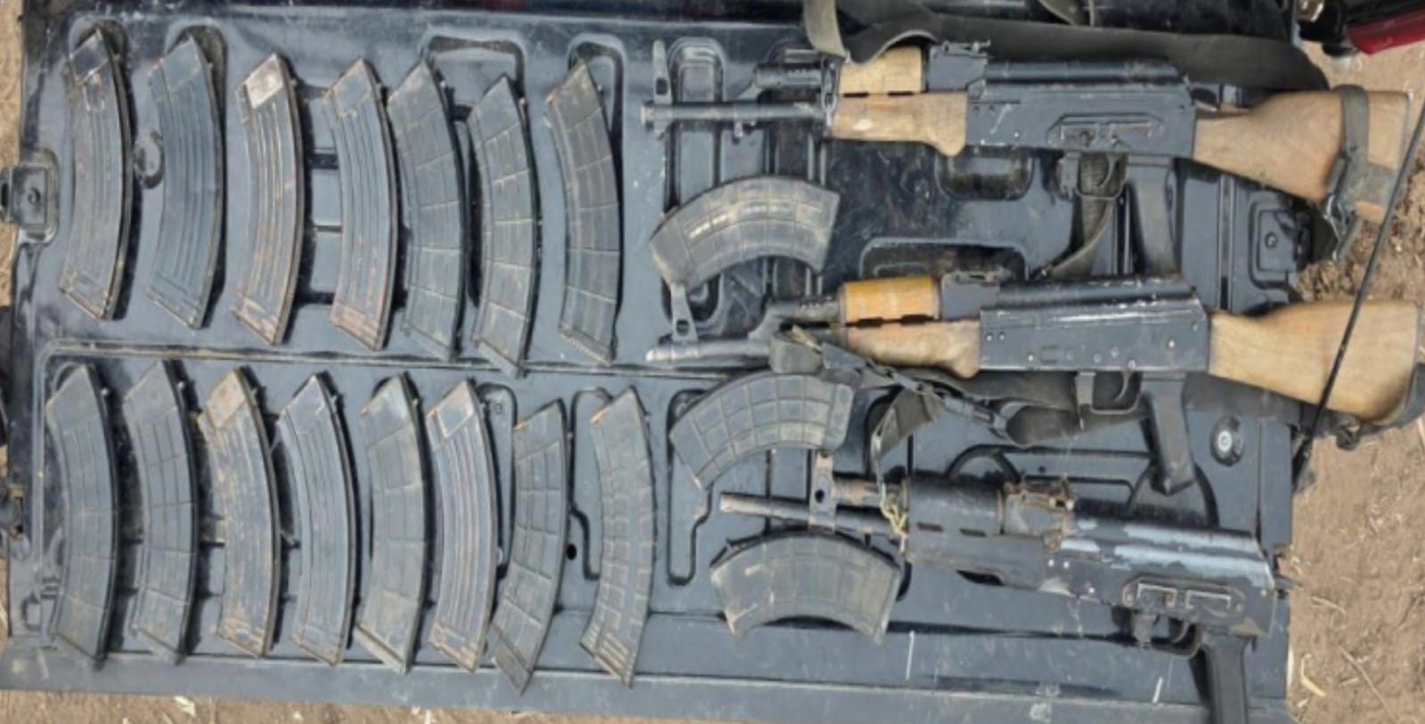 Armas y cargadores asegurados