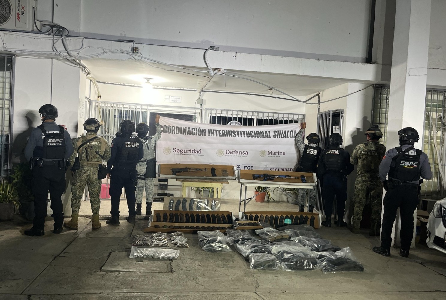 Militares con equipo táctico asegurado en Elolta