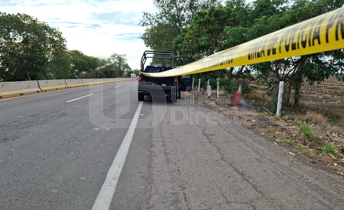 cinta amarilla de precaución en una carretera y unidades policiacas