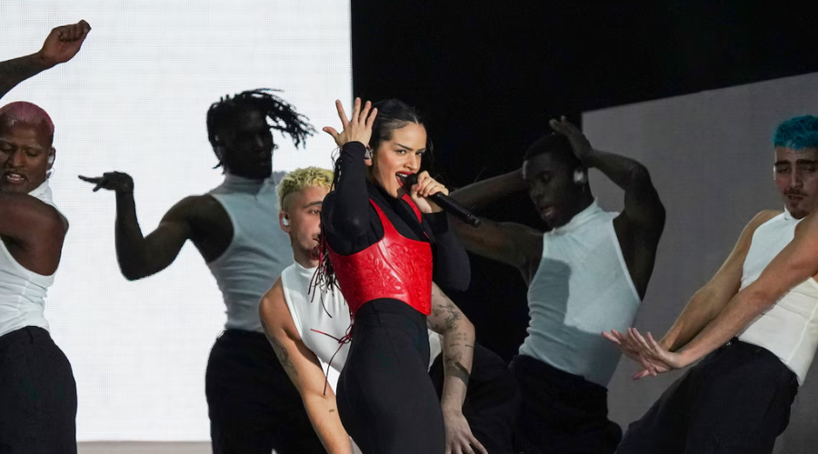La cantante Rosalía junto a sus bailarines.