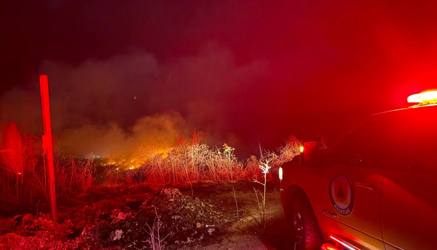 Unidad de pc frente a un baasurón incendiado en la noche