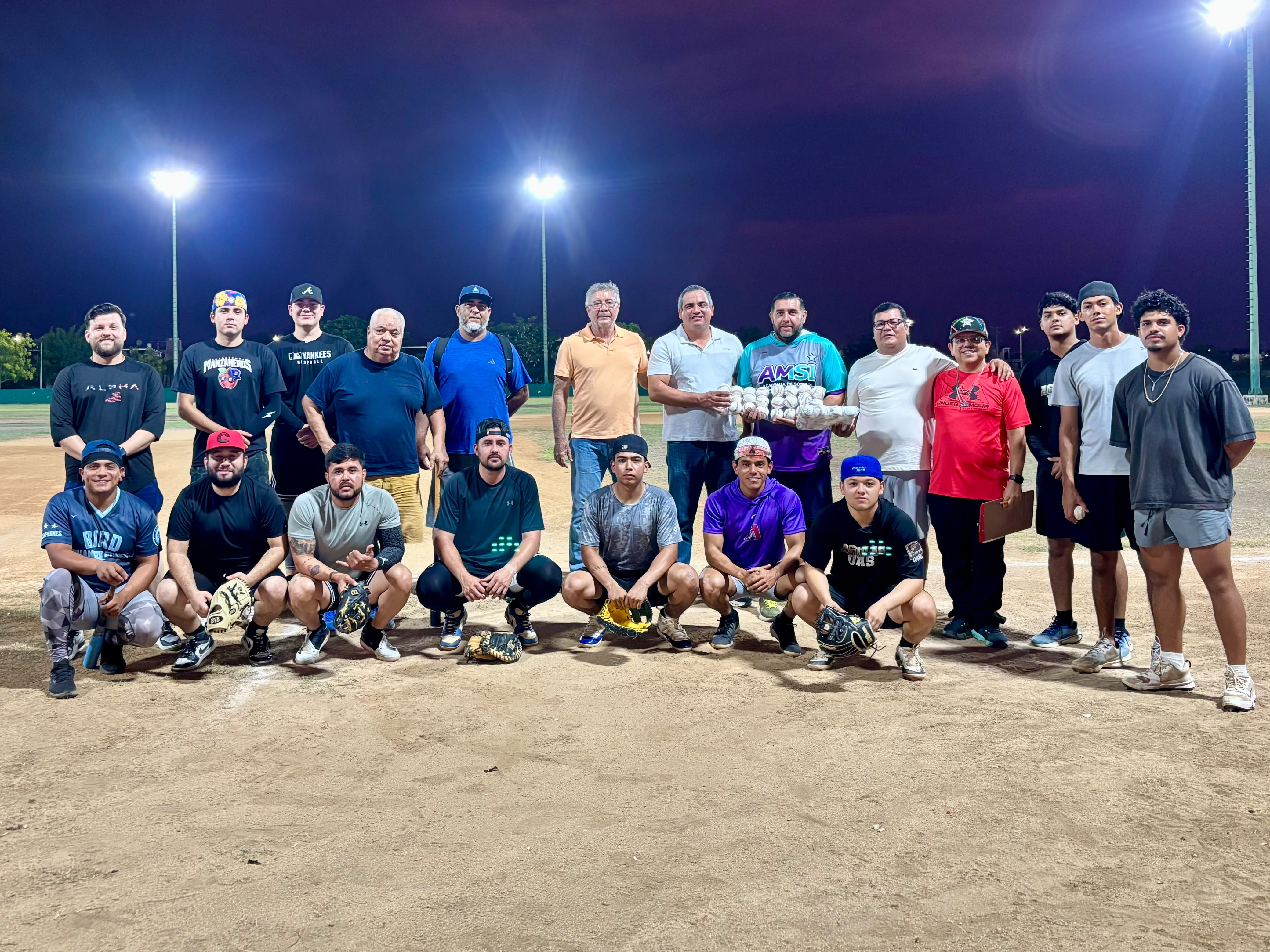 Equipo de beisbol en cancha